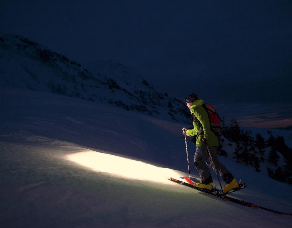 Naglavna svjetiljka za skijanje u mraku